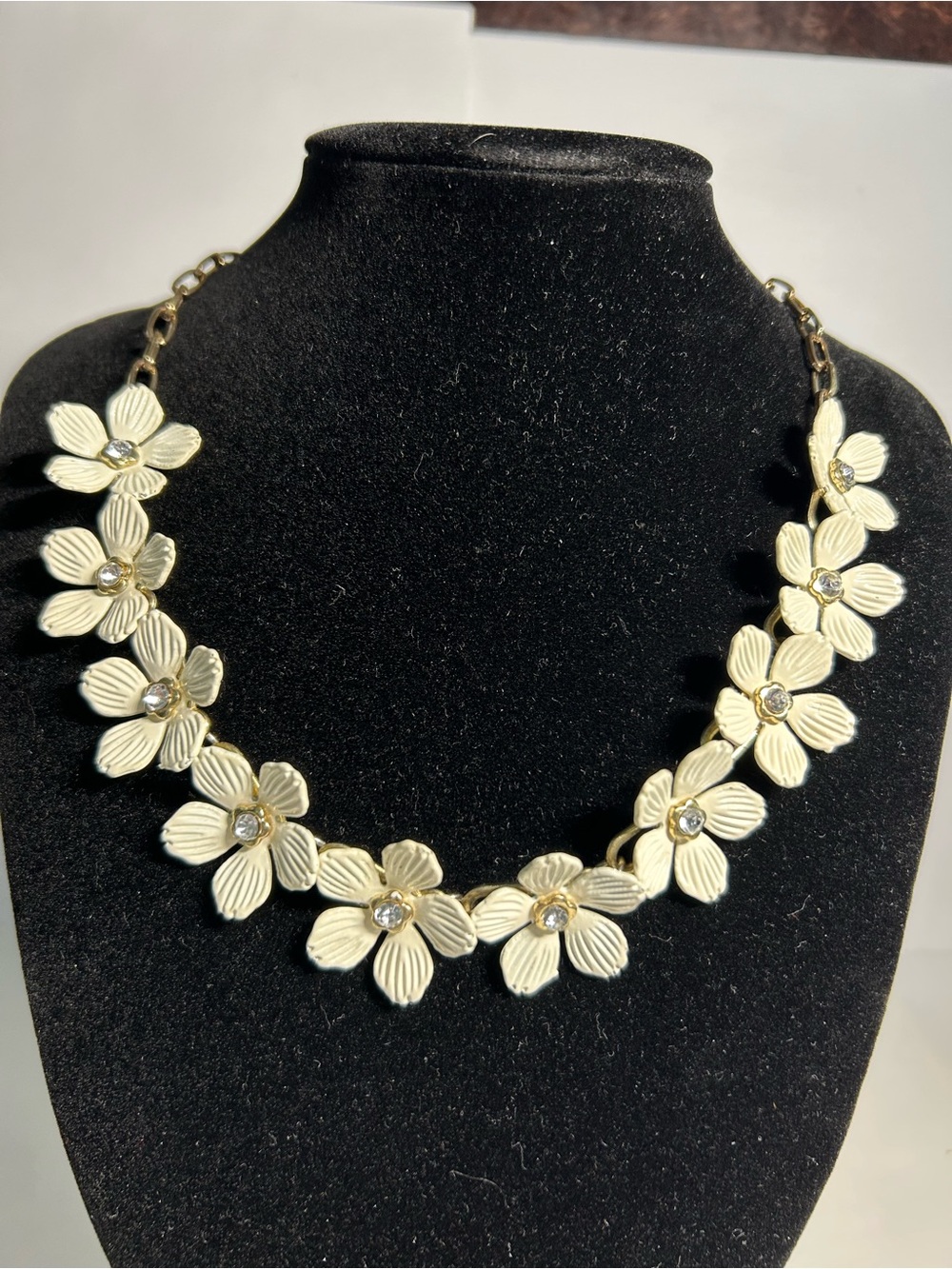 Vintage white Enamel Dogwood Flower Rhinestone Center Gold tone necklace 17- 19”
